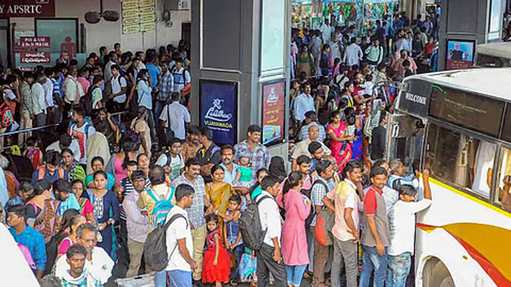 సొంతూళ్లకు పయనమైన నగర వాసులు