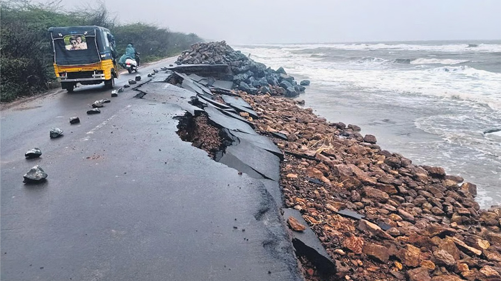 ఉగ్ర‌రూపం దాల్చిన‌ స‌ముద్రం.. ఉప్పాడ తీరంలో బీభ‌త్సం