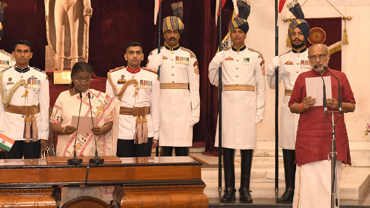 ఉపరాష్ట్రపతిగా ప్రమాణ స్వీకారం చేసిన సీపీ రాధాకృష్ణన్