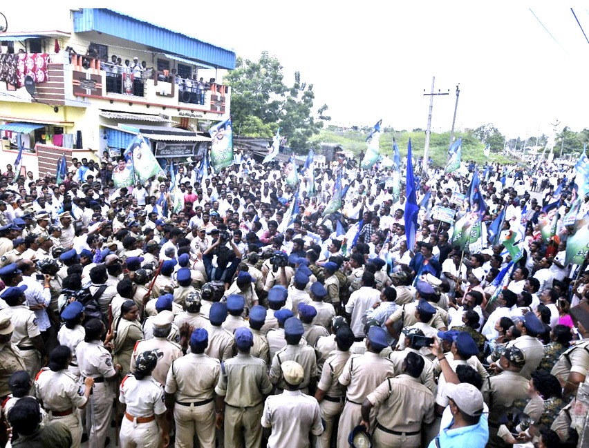 వైసీపీ మెడికల్ కాలేజీల ర్యాలీ.. ఏకంగా 400 మందిపై కేసు