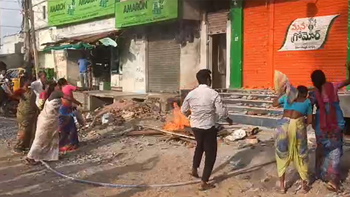 అన్న‌దాత‌కు ఆక్రోశం.. గ్రోమోర్ షాపుపై రాళ్ల‌ దాడులు
