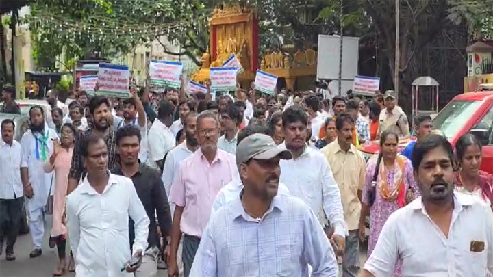 వీధి వ్యాపారులపై కూటమి కక్షసాధింపు – వైసీపీ ఆగ్రహం