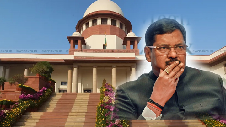 సుప్రీంకోర్టు ప్రధాన న్యాయమూర్తిపై లాయర్ దాడి యత్నం! దేశ అత్యున్నత న్యాయస్థానం సుప్రీంకోర్టులో అమానుష ఘటన చోటుచేసుకుంది. దేశ సర్వోన్నత ప్రధాన న్యాయమూర్తి బీఆర్ గవాయ్పై ఓ న్యాయవాది దాడికి యత్నించడం కోర్టు ప్రాంగణంలో ఒక్కసారిగా గందరగోళం సృష్టించింది. సీజేఐ గవాయ్ నేతృత్వంలోని బెంచ్ ముందు కేసుల విచారణ జరుగుతున్న సమయంలో, కిషోర్ రాకేష్ అనే వృద్ధ న్యాయవాది వేదిక దగ్గరకు దూసుకెళ్లి, ప్రధాన న్యాయమూర్తిపైకి షూ విసిరేందుకు ప్రయత్నించాడు. అయితే, అక్కడే ఉన్న భద్రతా సిబ్బంది వేగంగా స్పందించి ఆయన్ను అడ్డుకున్నారు. దాడికి యత్నించిన ఆ న్యాయవాది "సనాతన్ కా అప్మాన్ నహీ సహేంగే" (సనాతన్ను అవమానించడాన్ని మేము సహించం) అని గట్టిగా అరుస్తూ కనిపించాడు. భద్రతా సిబ్బంది ఆయన్ని కోర్టు గది నుంచి బయటకు లాక్కెళ్లిపోయారు. వివాదానికి కారణమైన సీజేఐ వ్యాఖ్యలు ఈ దాడి యత్నానికి ప్రధాన కారణం.. ఖజురహోలోని విష్ణువు విగ్రహం కేసు విచారణ సందర్భంగా సీజేఐ బీఆర్ గవాయ్ చేసిన వ్యాఖ్యలే. ఏడు అడుగుల ఎత్తైన విష్ణువు విగ్రహాన్ని మళ్లీ తిరిగి ఏర్పాటు చేయాలని కోరుతూ దాఖలైన పిటిషన్ను సుప్రీంకోర్టు కొట్టివేసింది. విచారణ సందర్భంగా సీజేఐ చేసిన వ్యాఖ్యలు వివాదాస్పదంగా మారాయి. సీజేఐ వ్యాఖ్యలు: "మీరు మిమ్మల్ని విష్ణువు ఆరాధకుడిగా పిలుచుకుంటే... కొంచెం ప్రార్థన చేసి ధ్యానం చేయండి. వెళ్లి భగవంతుడినే దీనిపై చర్యలు తీసుకోమని అడగండి," అంటూ వ్యాఖ్యానించారు. "ఖజురహో ఒక పురావస్తు ప్రదేశం. ఇది ఆర్కియాలజికల్ సర్వే ఆఫ్ ఇండియా (ASI) కిందకు వస్తుంది. వారి అనుమతి లేకుండా దీనిలో ఎలాంటి మార్పు సాధ్యం కాదు, క్షమించండి" అని గవాయ్ స్పష్టం చేశారు. మనోభావాలు దెబ్బతిన్నాయంటూ నిరసన సీజేఐ చేసిన ఈ వ్యాఖ్యలు మతపరమైన మనోభావాలను దెబ్బతీశాయని పలువురు న్యాయవాదులు ఆగ్రహం వ్యక్తం చేశారు. న్యాయవాది సత్యం సింగ్ రాజ్పుత్ సీజేఐకి బహిరంగ లేఖ రాస్తూ, వ్యాఖ్యలను పునః పరిశీలించాలని లేదా ఉపసంహరించుకోవాలని డిమాండ్ చేశారు. మరో న్యాయవాది వినీత్ జిందాల్ రాష్ట్రపతికి లేఖ రాసి, హిందూ భావాలకు వ్యతిరేకంగా చేసిన ఈ వ్యాఖ్యల్ని ఉపసంహరించుకోవాలని కోరారు. అయితే, దాడి యత్నం జరిగినప్పటికీ సీజేఐ గవాయ్ ఏమాత్రం ఆందోళన చెందలేదు. ఇలాంటి దాడులు తనను ప్రభావితం చేయవని వ్యాఖ్యానించి, యథావిధిగా విచారణను కొనసాగించారు.