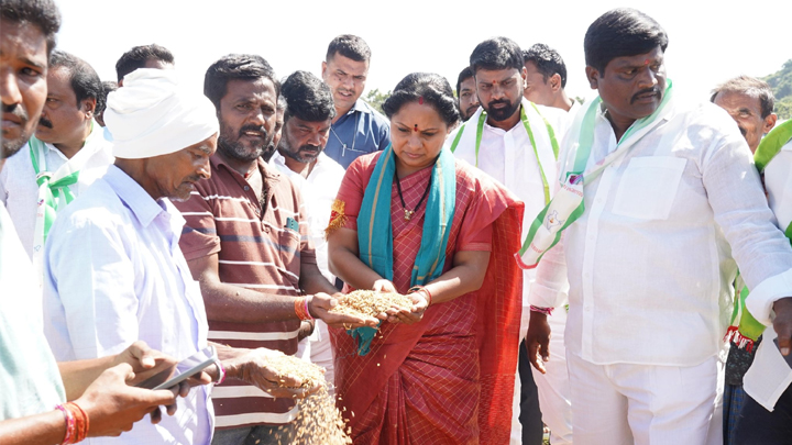 తడిసిన ధాన్యాన్ని కొనుగోలు చేయాలని కవిత ఆగ్రహం