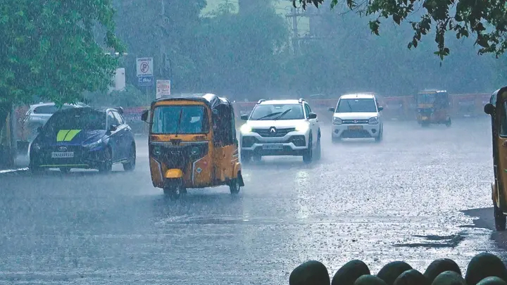 భారీ వర్షాలకు రెడ్ అలర్ట్: ఈ జిల్లాల్లో పిడుగులతో కూడిన వర్షాలు