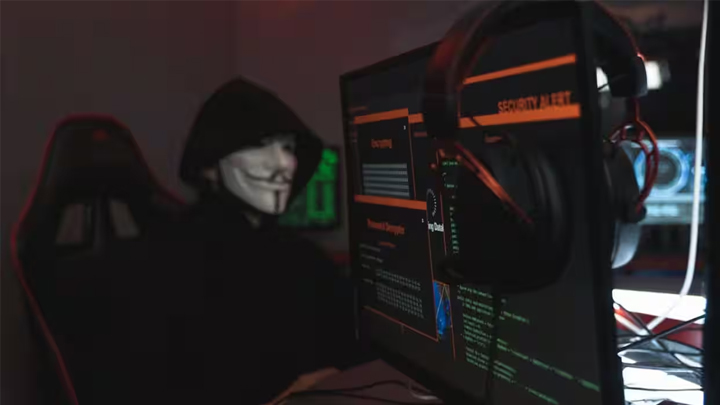 క్రైమ్ థ్రిల్లర్ తలపించేలా మూవీ పైరసీ రాకెట్!