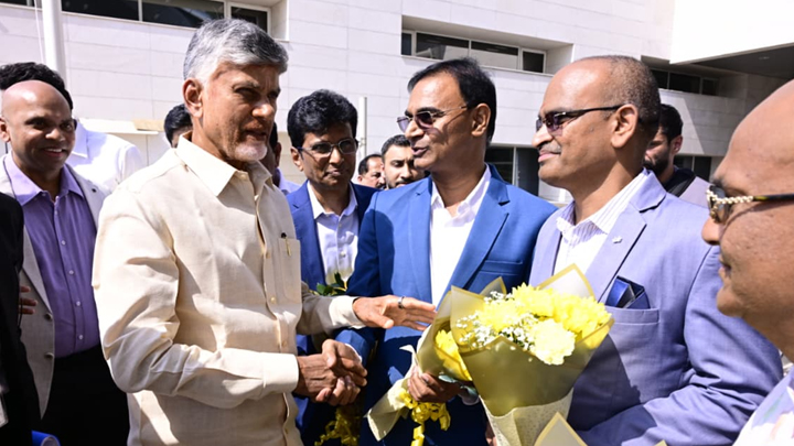 దుబాయ్ చేరుకున్న సీఎం చంద్రబాబు