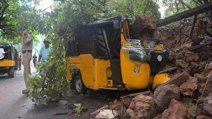 మోంథా తుఫాన్ బీభత్సం.. ఏపీలో భారీ వర్షాల ప్రభావం