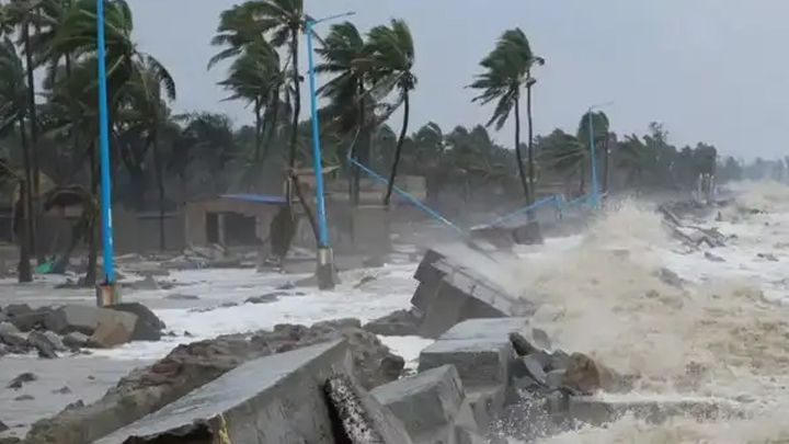 కాకినాడకు గ్రేట్ డేంజర్ సిగ్నల్.. 10 నంబర్ ప్రమాద హెచ్చరిక