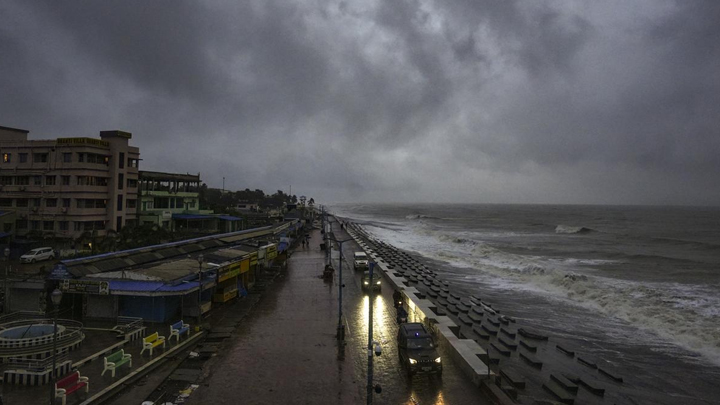 ‘మొంథా’ తుఫాన్ ప్రభావం.. కాకినాడ తీరంలో హై అలర్ట్