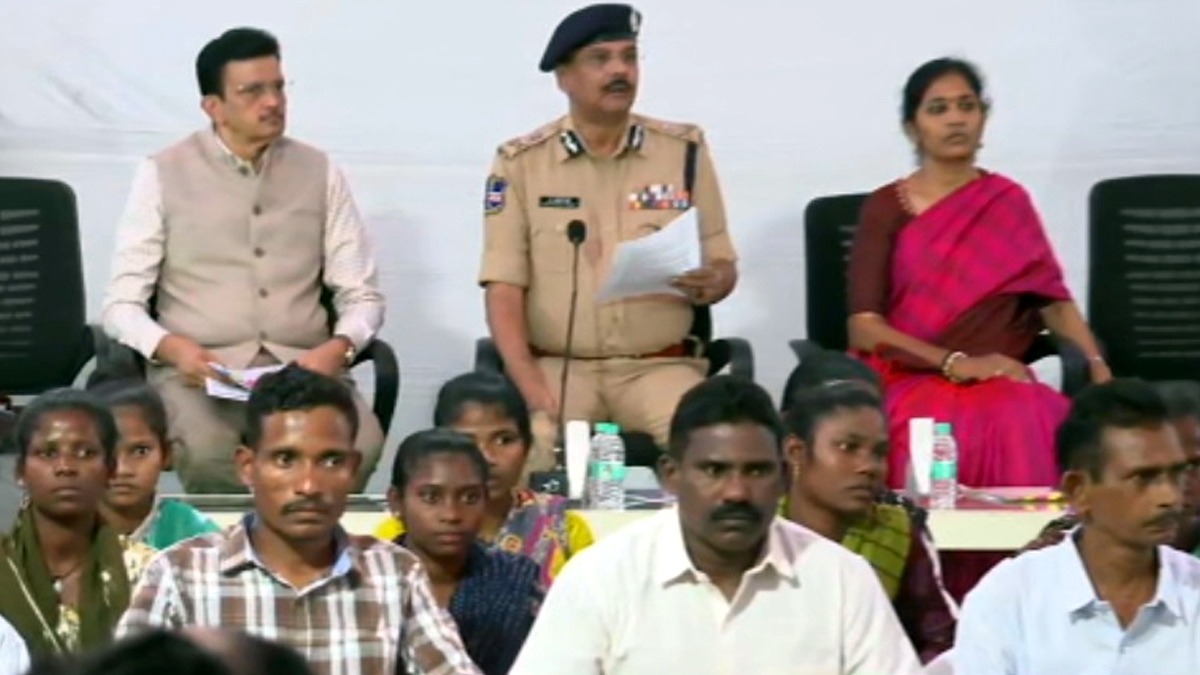 మావోయిస్టు పార్టీకి మరో భారీ ఎదురుదెబ్బ.. 37 మంది లొంగుబాటు