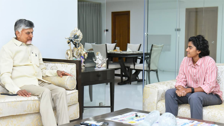 క్రికెట‌ర్ శ్రీ‌చ‌ర‌ణికి ఏపీ ప్ర‌భుత్వం భారీ న‌జ‌రానా