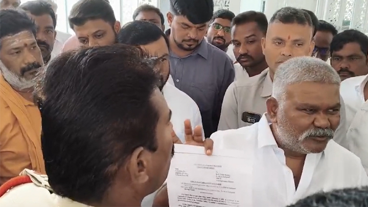 తాడిపత్రిలో హైటెన్షన్.. పెద్దిరెడ్డిని అడ్డుకున్న పోలీసులు