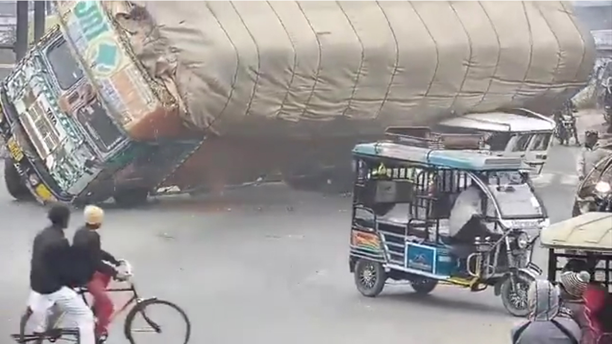 ఘోర రోడ్డు ప్రమాదం.. లారీ బోల్తా, బొలెరో నుజ్జునుజ్జు