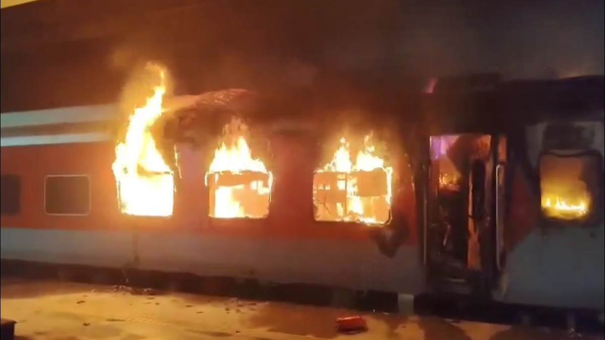 ఎర్నాకుళం ఎక్స్‌ప్రెస్‌లో మంట‌లు.. విజ‌య‌వాడ వాసి మృతి