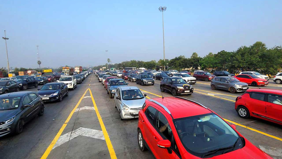 హైదరాబాద్–ఏపీ రహదారిపై వాహనాల రద్దీ