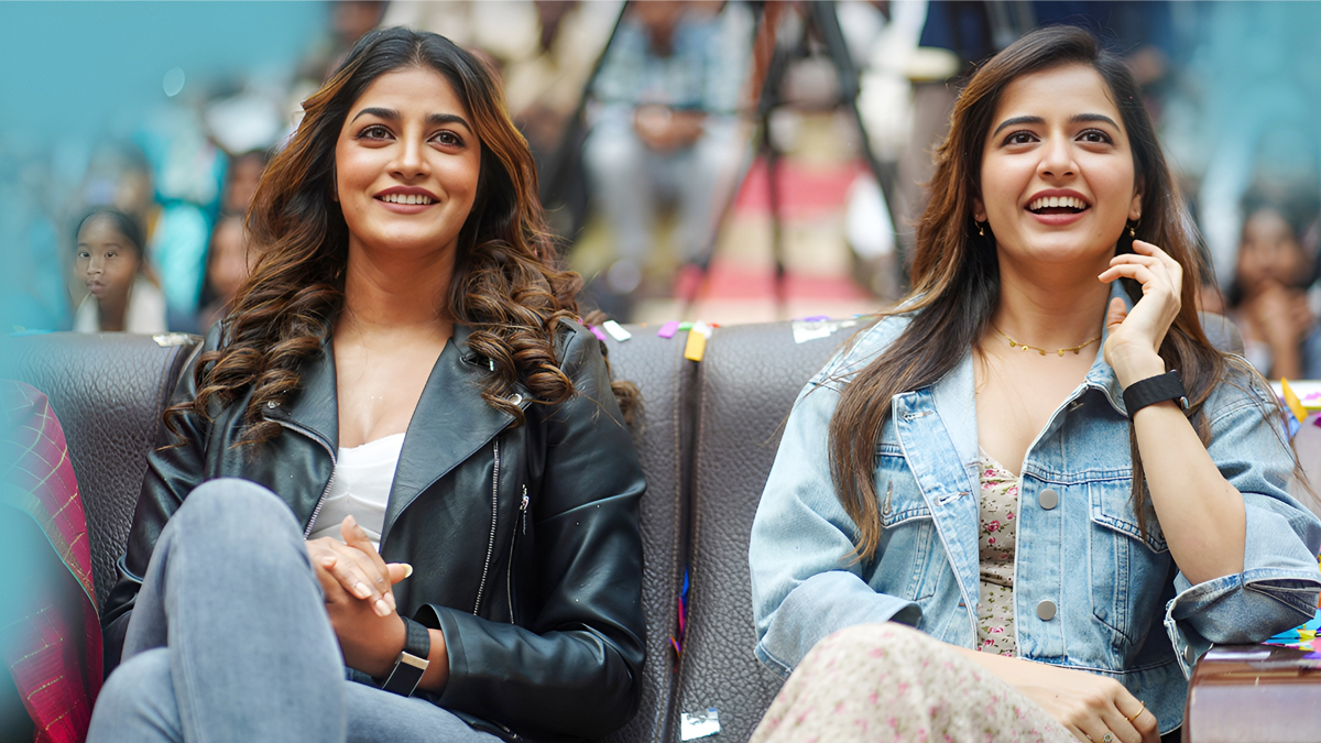 లైవ్ ఆడియో లాంచ్లో హీరోయిన్ల డాన్స్ ఫైర్!