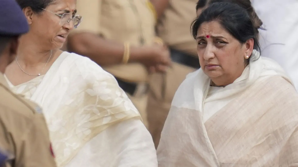 మహారాష్ట్ర రాజకీయాల్లో సంచలనం..డిప్యూటీ సీఎంగా సునేత్ర పవార్