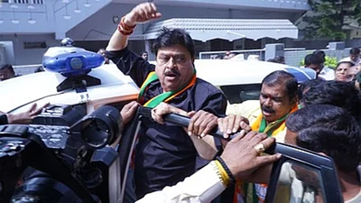 HYDలో ఉద్రిక్తత.. బీజేపీ చీఫ్ రాంచందర్ రావు అరెస్ట్