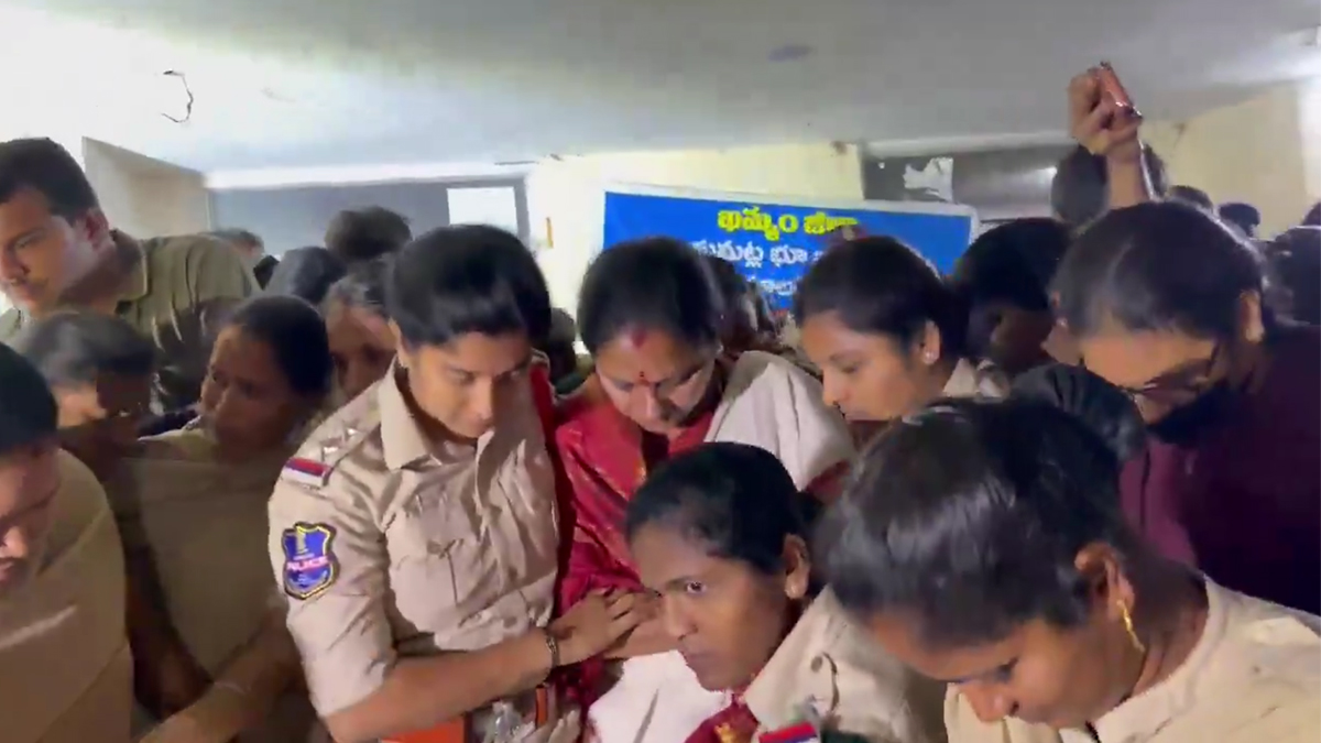 వెలుగుమట్ల భూ వివాదం.. కవితతో పాటు 33 మందిపై కేసులు