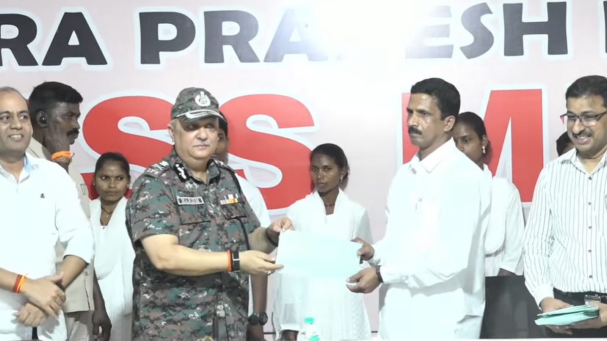 ముగిసిన అజ్ఞాతం.. మావోయిస్టు అగ్రనేత లొంగుబాటు