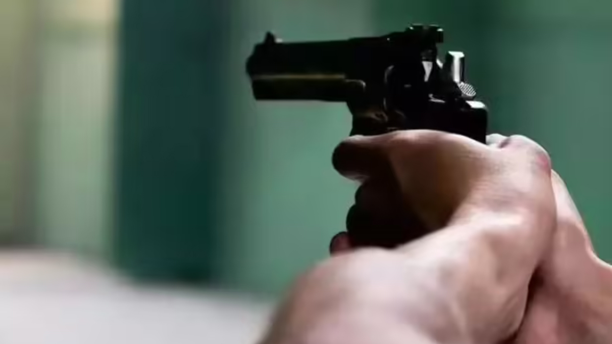 విజ‌య‌వాడ‌లో పోలీసుల‌పై కాల్పుల క‌ల‌క‌లం