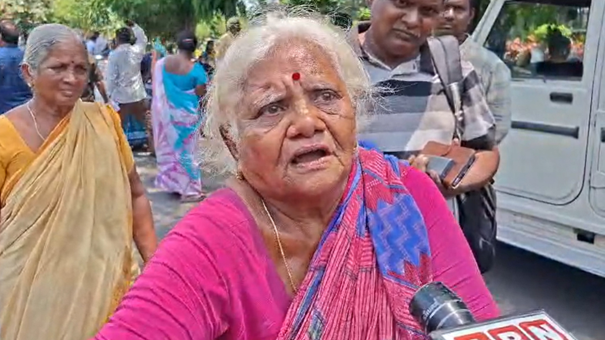 అసహనం.. అధికారులపై కారం చల్లిన వృద్ధురాలు!