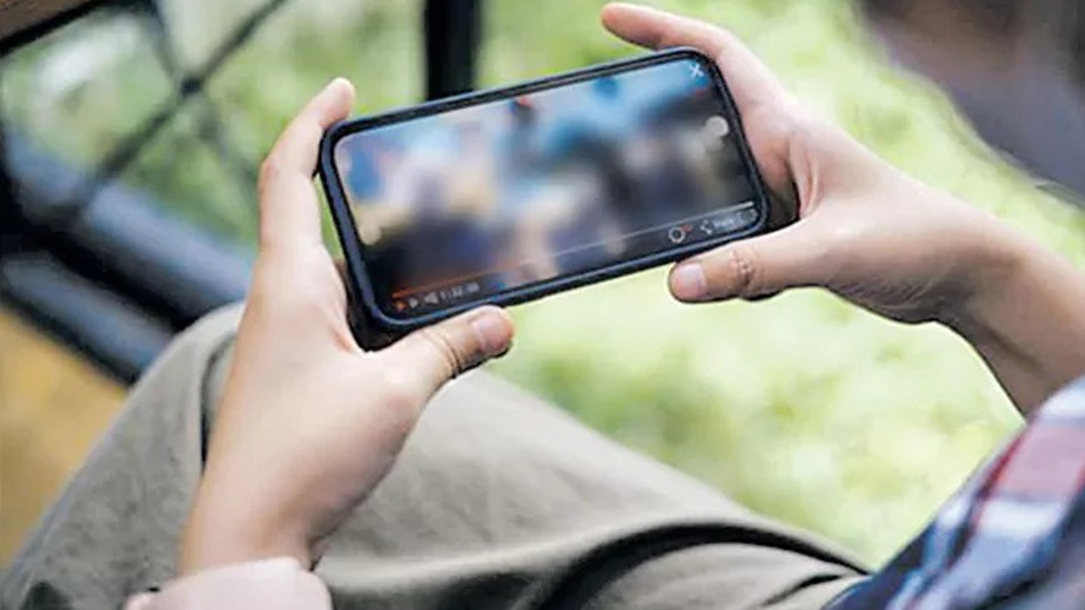 ఇంజినీరింగ్ విద్యార్థి వికృత చేష్ట.. స్నేహితురాలి అసభ్య వీడియోలు రికార్డు చేసి..