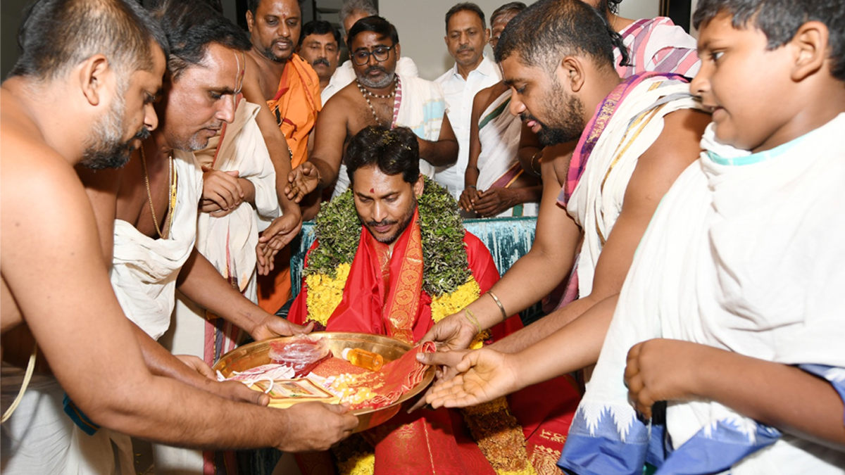 ఇదెక్క‌డి చోద్యం.. ఆశీర్వ‌చ‌నానికి TTD అనుమ‌తా..?