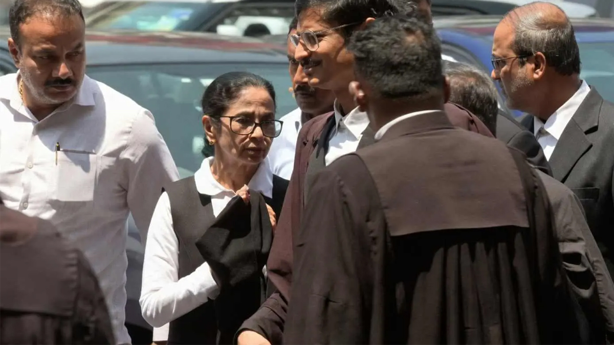 కోర్టుకు న్యాయవాది దుస్తులలో హాజరైన బెంగాల్ మాజీ సీఎం.!