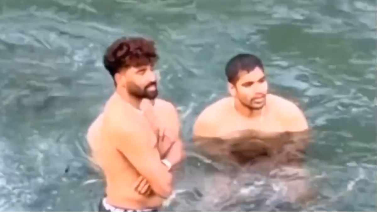 నదిలో సిరాజ్-ప్రసిద్ధ్ చిల్..