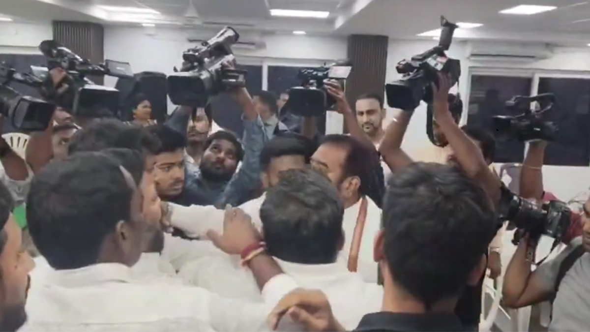 గాంధీభవన్లో కాంగ్రెస్ నేతల మధ్య ఘర్షణ.. తోపులాటతో హైడ్రామా!