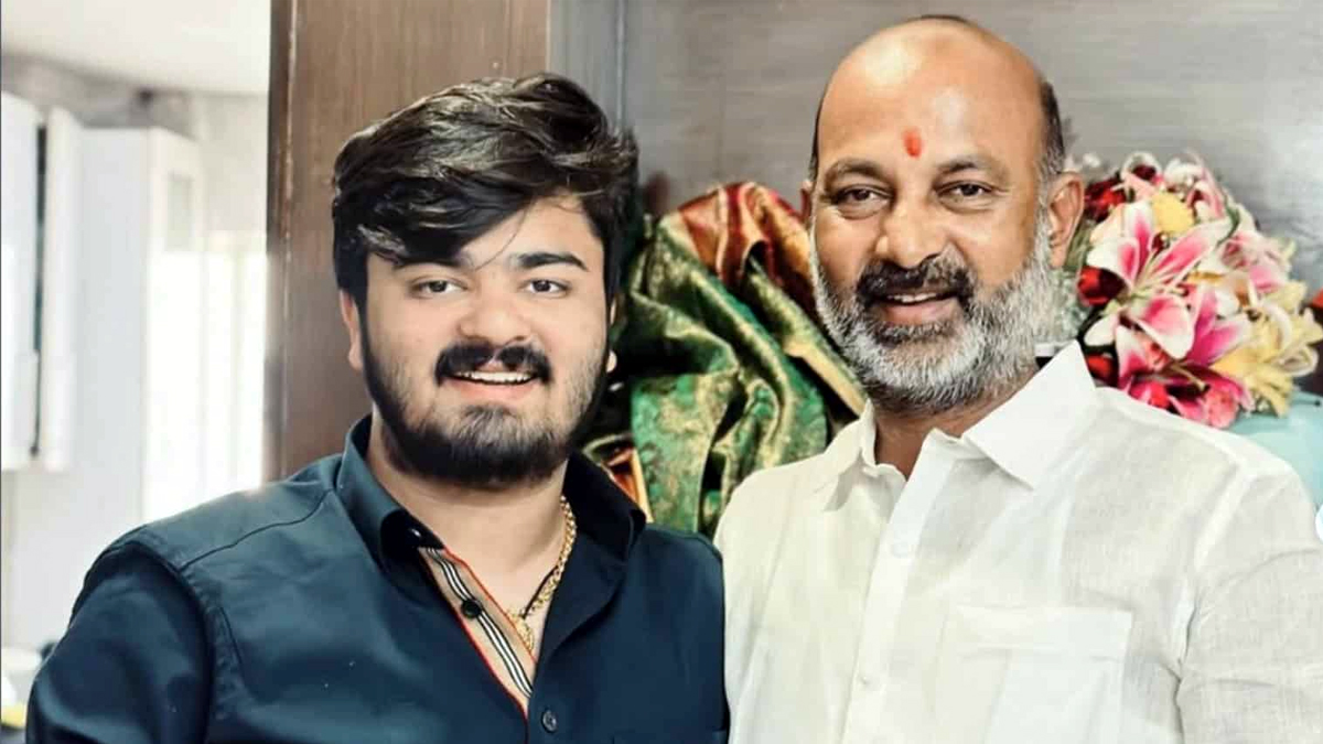 ప‌రారీలో బండి భగీరథ్.. బాధితురాలి ఫోన్ హ్యాకింగ్‌కు కుట్ర?