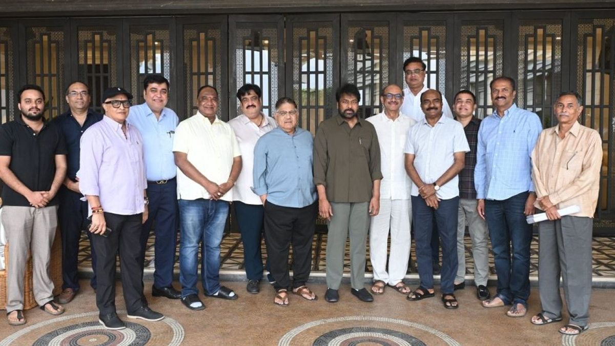 పెద్ది సినిమా కోసం రంగంలోకి చిరంజీవి.. ఎగ్జిబిటర్స్‌తో భేటీ