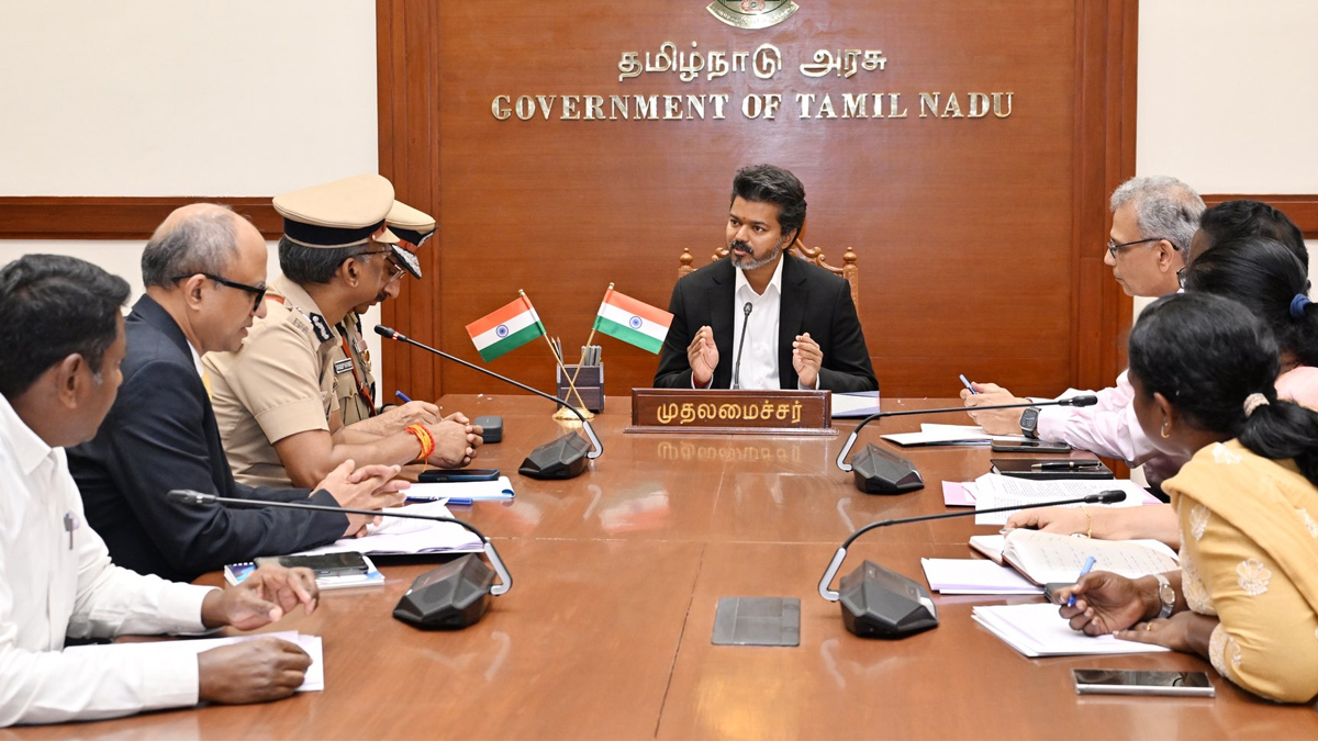 సీఎంగా 'దళపతి' మార్క్ పాలన షురూ.. కీలక ఫైళ్లపై సంతకం