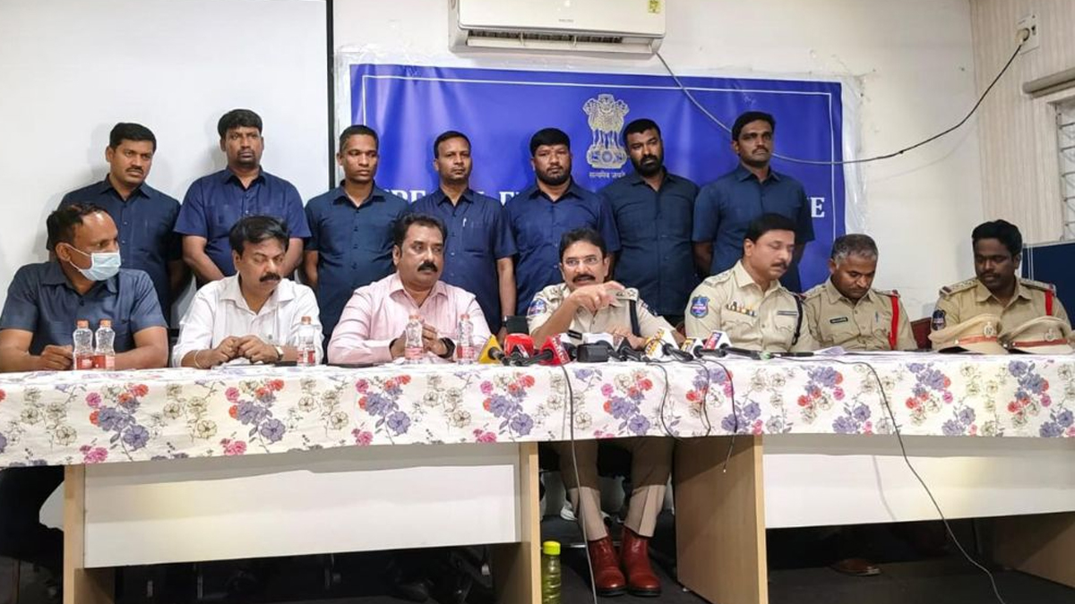 కూరగాయల ట్రేల కింద రూ. 2 కోట్ల గంజాయి