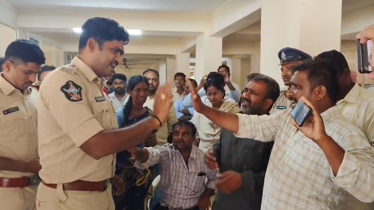 శ్రీచైతన్య కాలేజీలో విద్యార్థి ఆత్మ‌హ‌త్య‌.. బంధువుల ఆందోళన