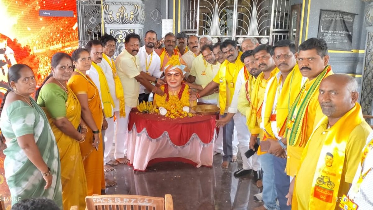 శ్రీవారి ఆలయంలో ‘మహానాడు’.. టీడీపీ బరితెగింపుపై భక్తుల ఆగ్రహం (Video)