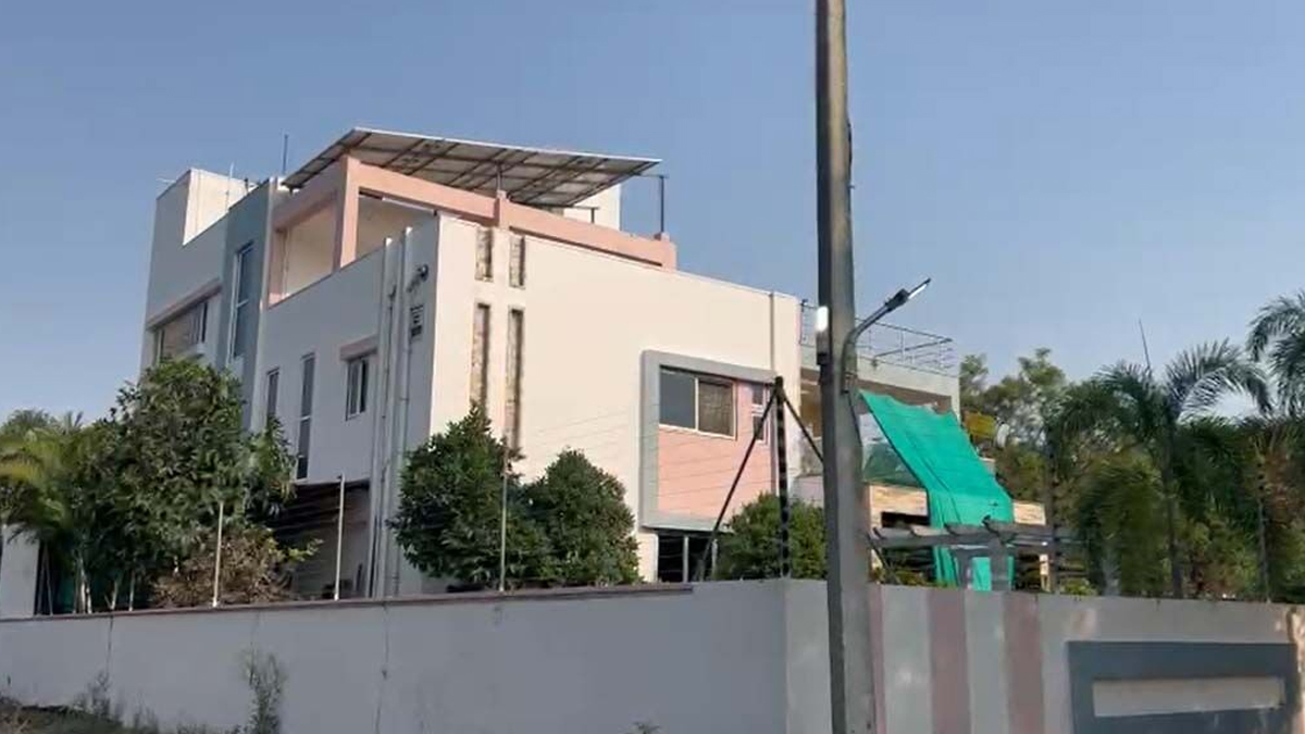 రెచ్చిపోయిన నేపాలి గ్యాంగ్.. బంగారం, వెండి, వజ్రాభరణాలు లూటీ.!