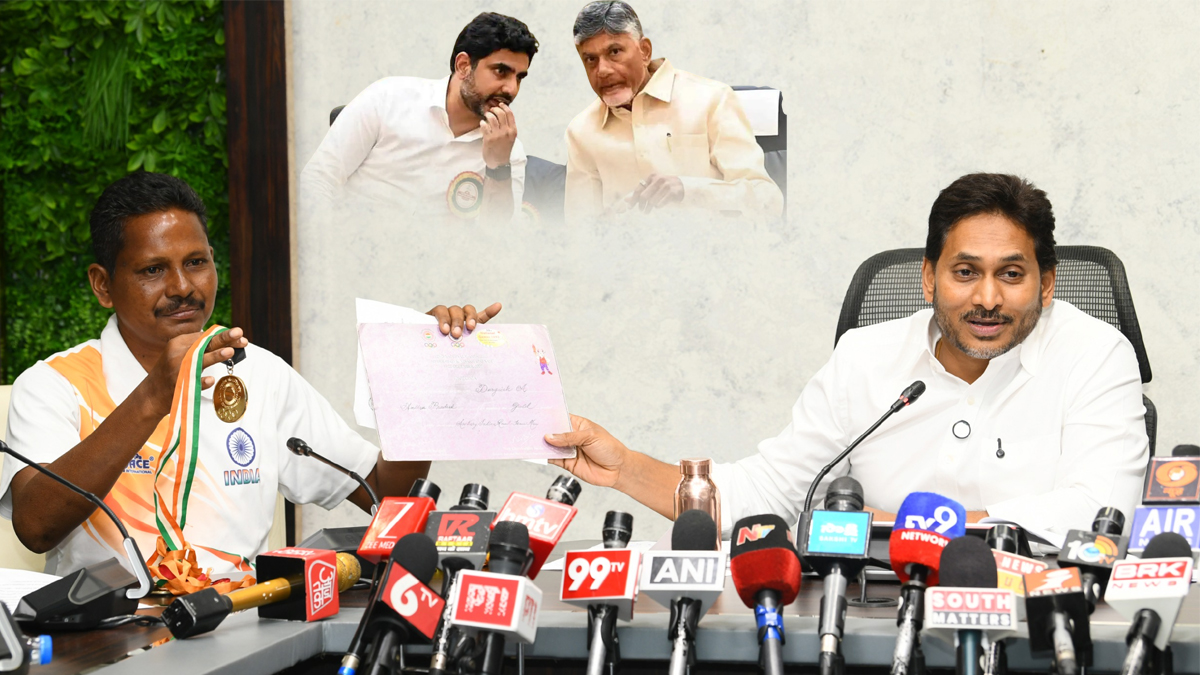 డీఎస్సీ 'తండ్రీకొడుకుల స్కామ్' - కాక్రోచ్‌లు లేస్తాయి జాగ్ర‌త్త‌!