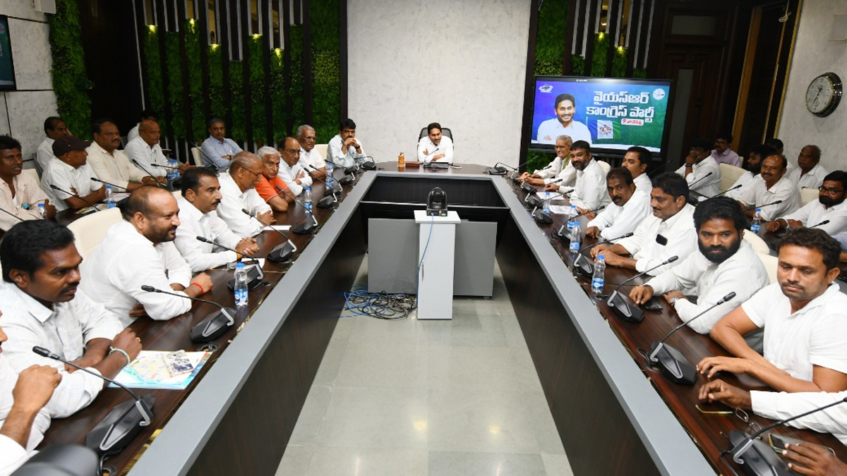 వైఎస్ జగన్ను కలిసిన రాజధాని రైతులు