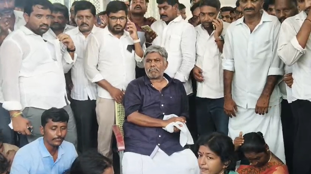 'వైసీపీ కార్యకర్తల రక్తంతో రెడ్‌బుక్ త‌డిసిపోయింది'