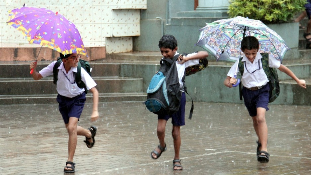 వర్షాకాలంలో స్కూల్ పిల్లల బ్యాగులో ఇవి తప్పనిసరి..