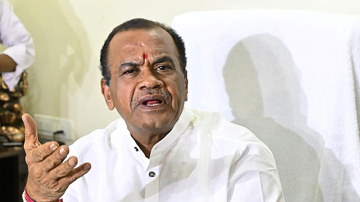 "అవి మీరు అడగొద్దు.. నేను చెప్పొద్దు!"