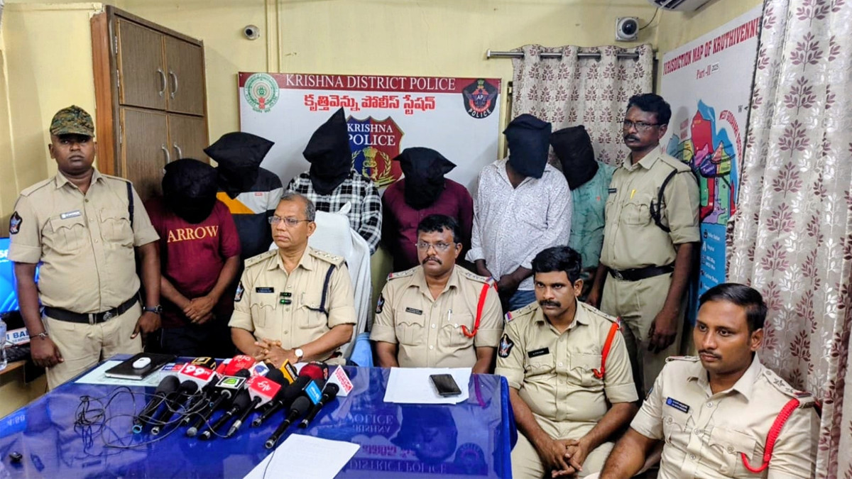 వీడిన జంట హ‌త్యల‌ కేసు మిస్ట‌రీ.. నిందితుల్లో టీడీపీ కార్య‌క‌ర్త‌లు