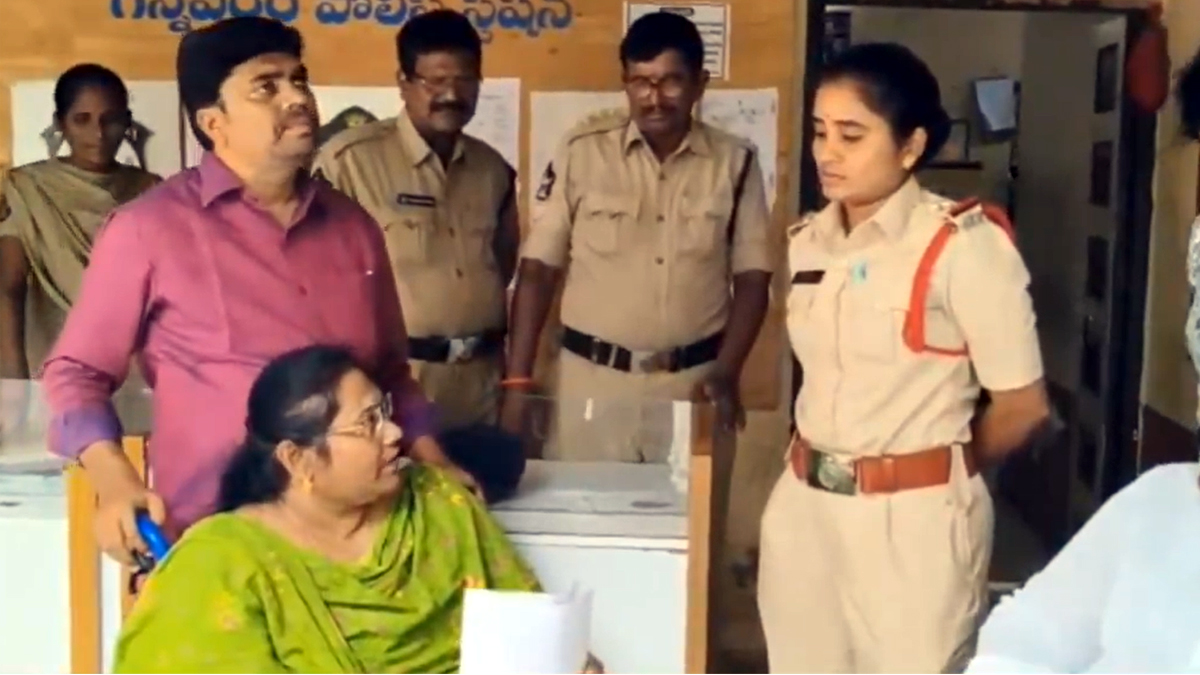 పవన్‌పై సుగాలి ప్రీతి తల్లి ఫిర్యాదు.. సంచ‌ల‌న వ్యాఖ్య‌లు