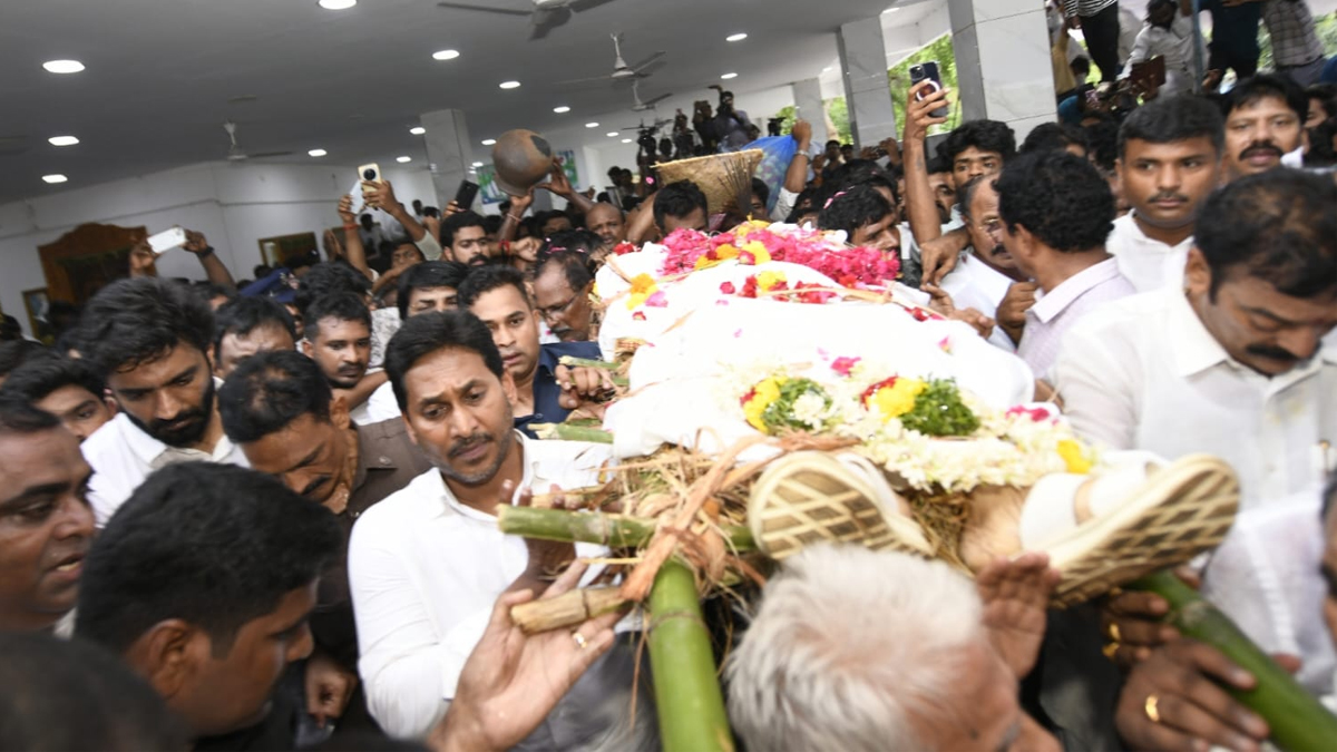 ముద్రగడకు తుది వీడ్కోలు.. పాడె మోసిన వైఎస్ జగన్