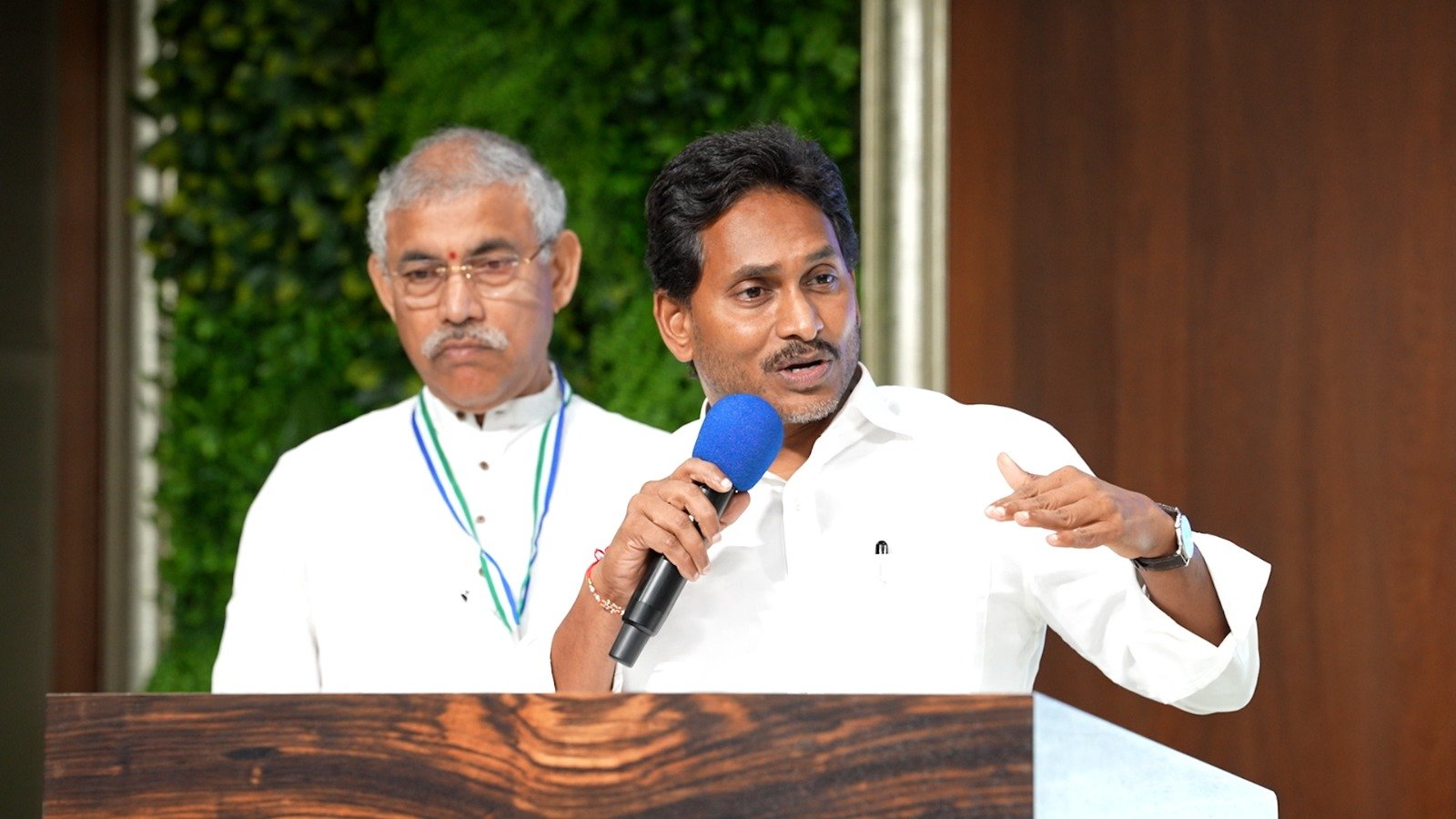 స్థానిక పోరుకు సిద్ధం కండి.. క్యాడ‌ర్‌తో జగన్ కీలక వ్యాఖ్యలు