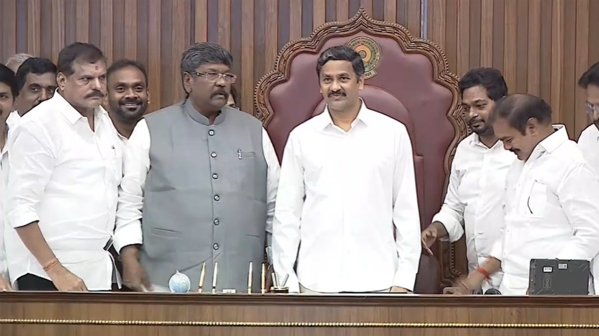 మండలి డిప్యూటీ చైర్మన్‌కు గౌరవం ఇవ్వ‌ని కూట‌మి