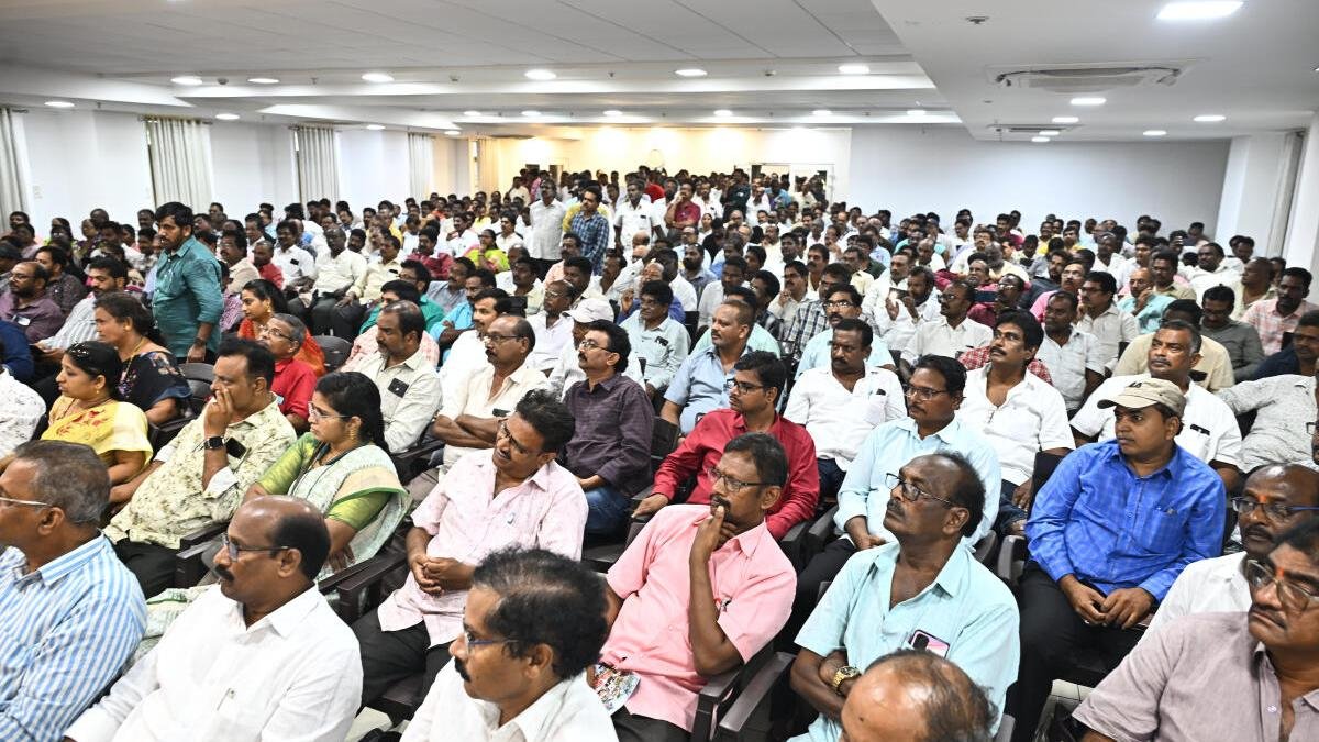 పోరాటాన్ని ఉధృతం చేస్తున్న ఏపీఎస్ ఆర్టీసీ